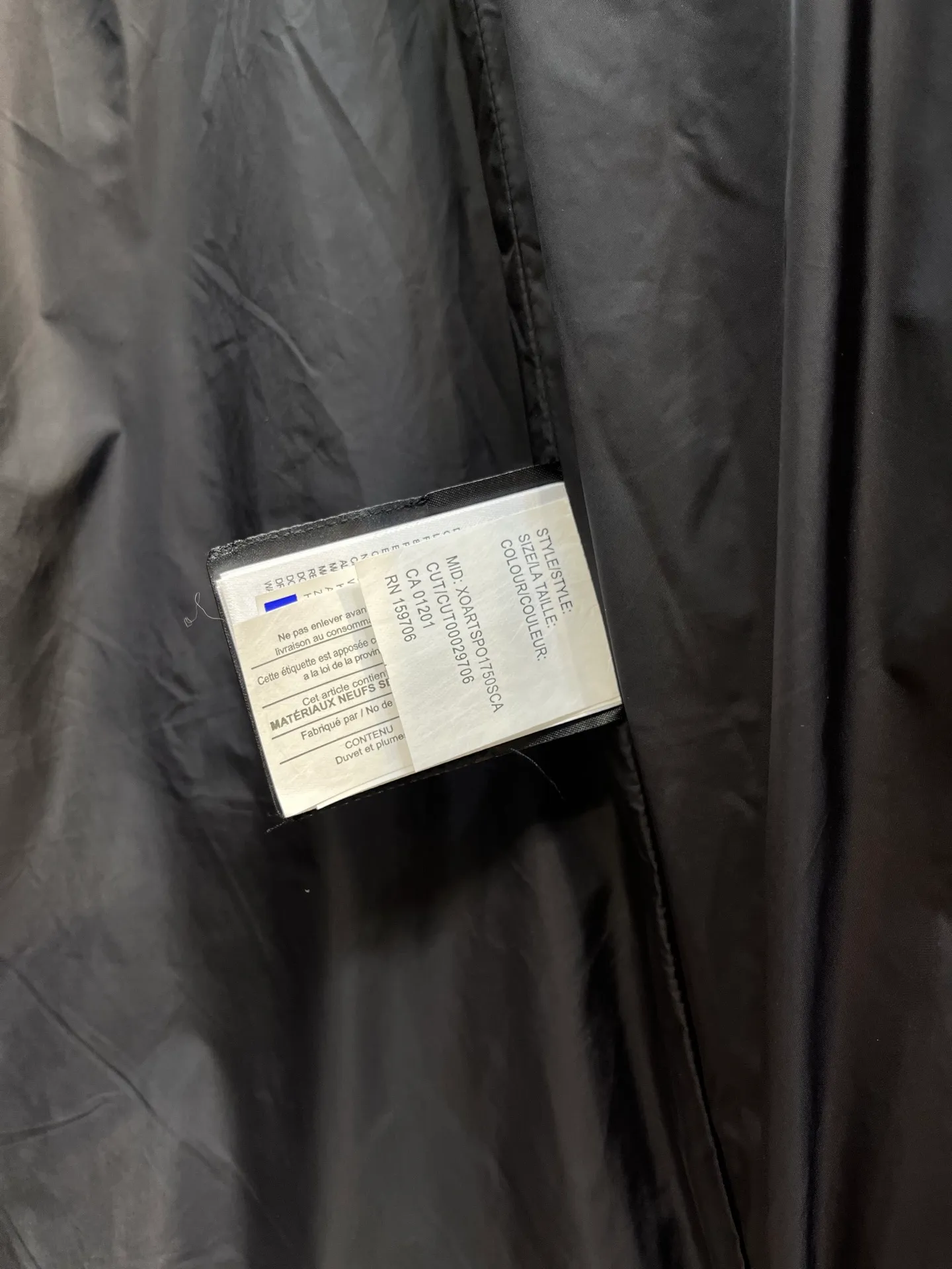 P860 CANADA GOOSE parka 22 styles ➖ Genuine synchronous anti-counterfeiting chip sensor! ➖ Imported 21-count polyester-cotton blended original fabric [last year’s 16-count/18-count hard fabrics have been completely eliminated, this year all use 21-count genuine synchronous fabrics, the soft mid-strap feels delicate and textured], genuine synchronous Feather-Light 10D waterproof coating fabric, made of 84.5 polyester fiber and 15.5 cotton, 100% the best feel in the entire network! ➖ The genuine official website is synchronized with the national standard 80 white duck down, you can check the official website customer service, there will never be a series of misleading claims such as 90 down or goose down! ��� Using the best nylon lining with double double-layer sealing design, velvet-proof No. 7 needle + grid-filled down ready-made garments, there is 100% no so-called velvet running! ➖ The cuffs are designed with thickened seamless threads, and the collar and pockets are lined with top-quality polar fleece to keep you warm and comfortable! ➖ Yoshida YKK provides original custom-made electroplated sliders. YKK two-way lockable zippers are tight and smooth and will not peel off paint! ➖ 3M composite guarantees that the Velcro is the same as the original, durable, and all accessories and hardware are custom-made! ➖ Imported BEHRINGER embroidery machine to customize the 10,000-needle embroidery logo, 98% of which can be reproduced to restore the original logo. You can check and compare on the official website! ➖ The fur collars are all made of large pieces of Western Canadian blue wolf hide, ensuring that each fur collar is 13-15cm wide! size：xs-xl